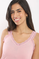 كارينا كروب توب مزين بالدانتيل حمالات