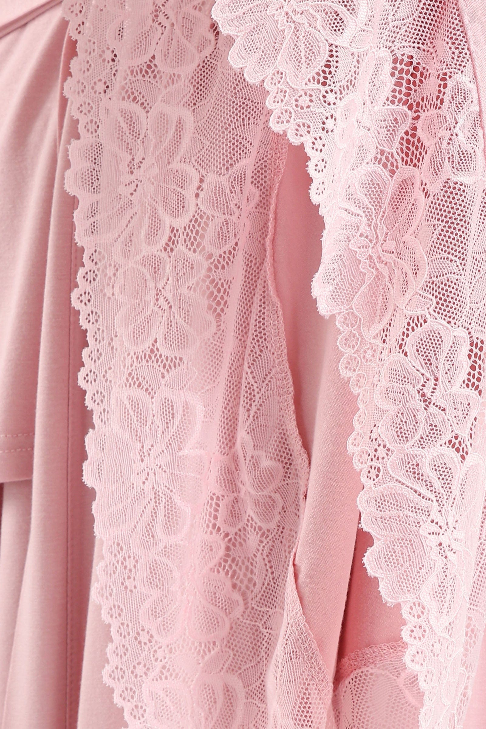 كارينا روب مزين بالدانتيل نص كم