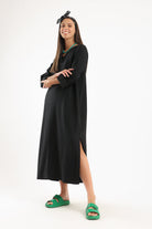 كارينا فستان طويل بياقة على شكل حرف V