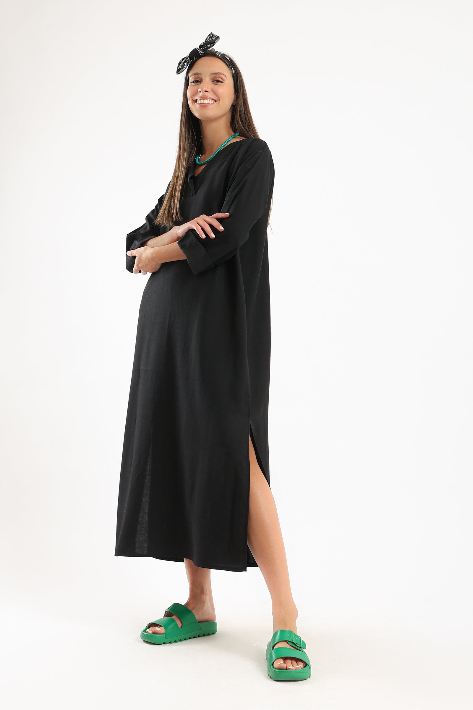 كارينا فستان طويل بياقة على شكل حرف V