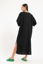 كارينا فستان طويل بياقة على شكل حرف V