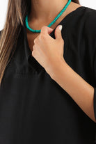 كارينا فستان طويل بياقة على شكل حرف V