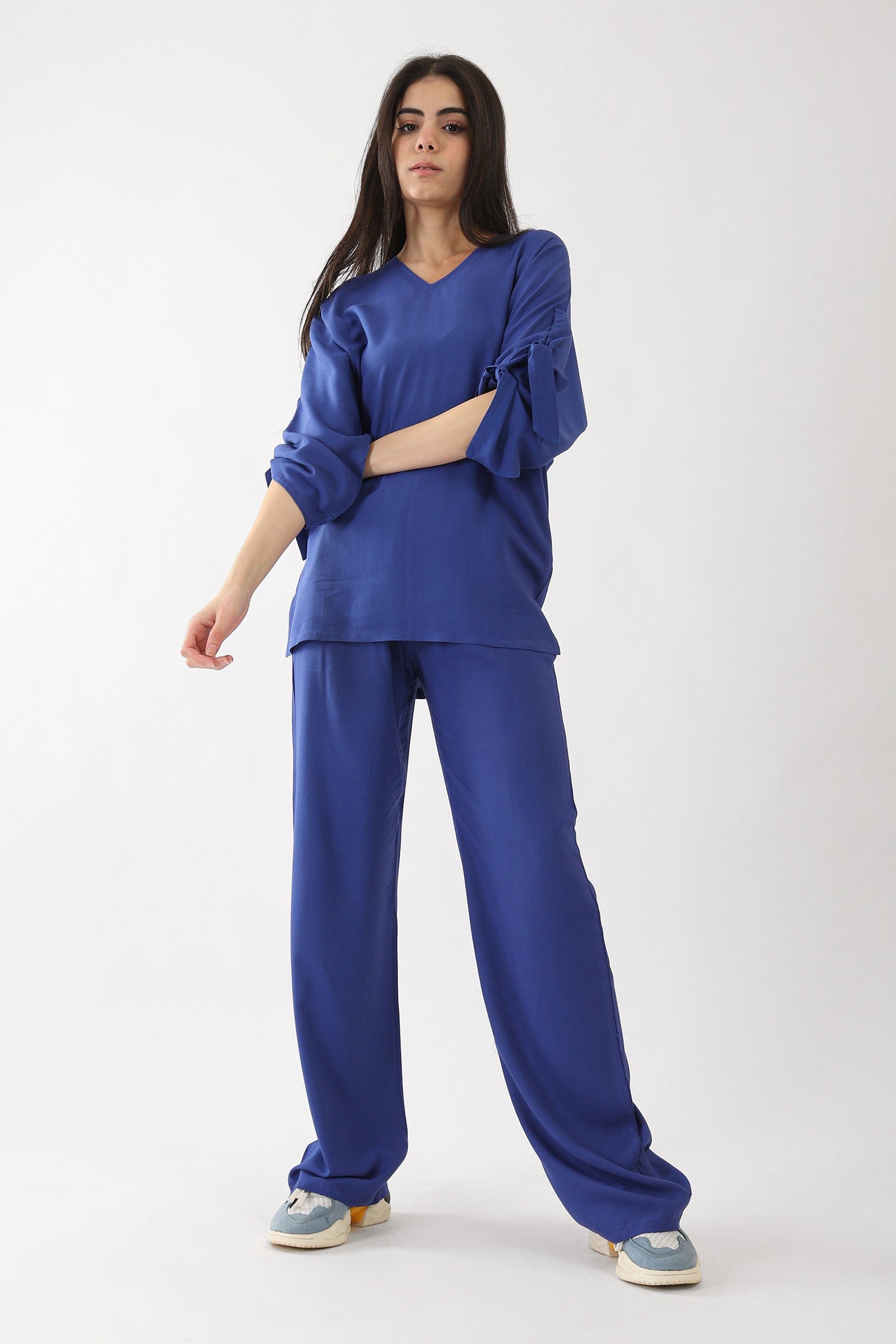 كارينا بلوزة سادة بأكمام طويلة بربطة عنق