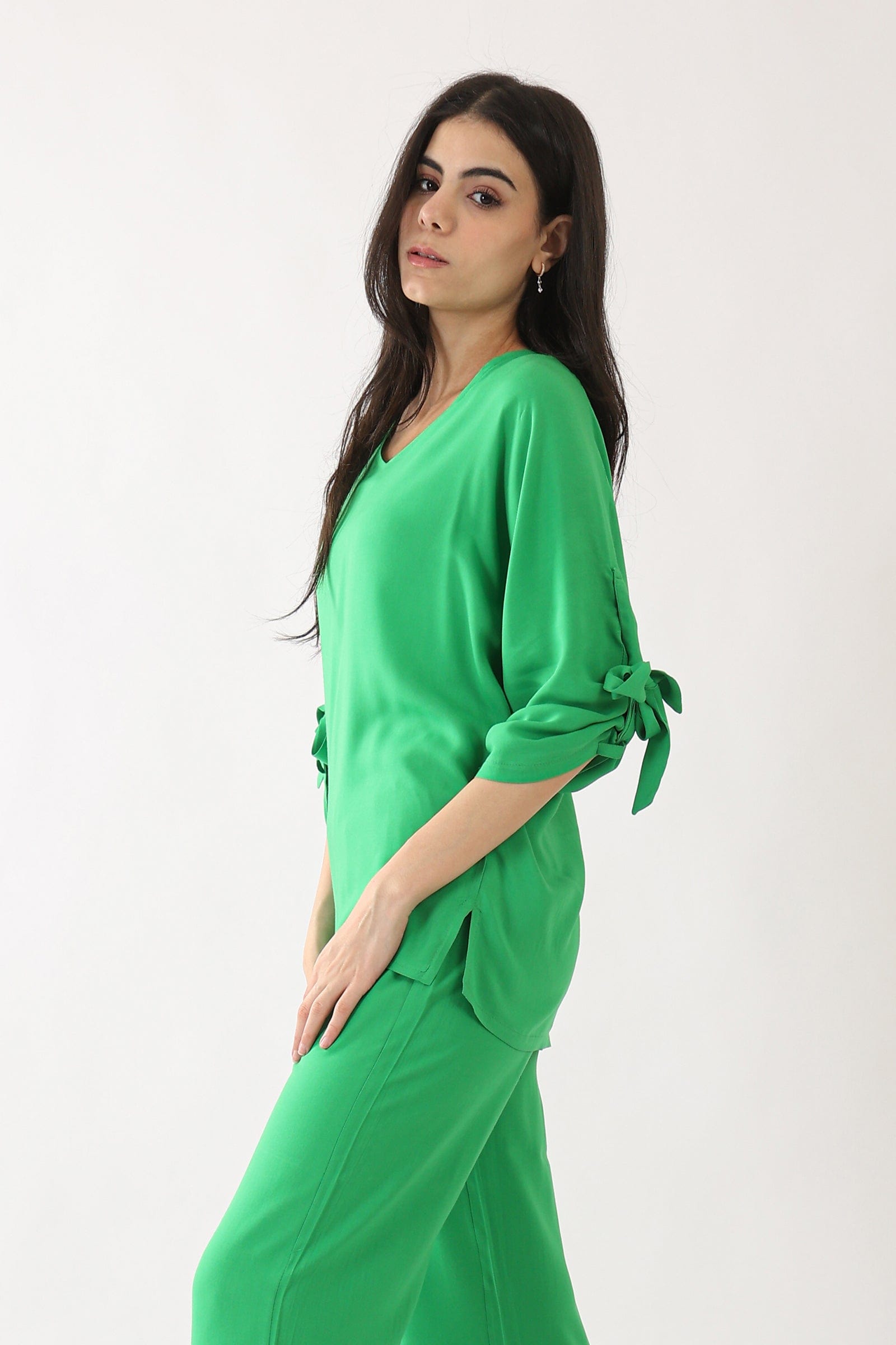 كارينا بلوزة سادة بأكمام طويلة بربطة عنق