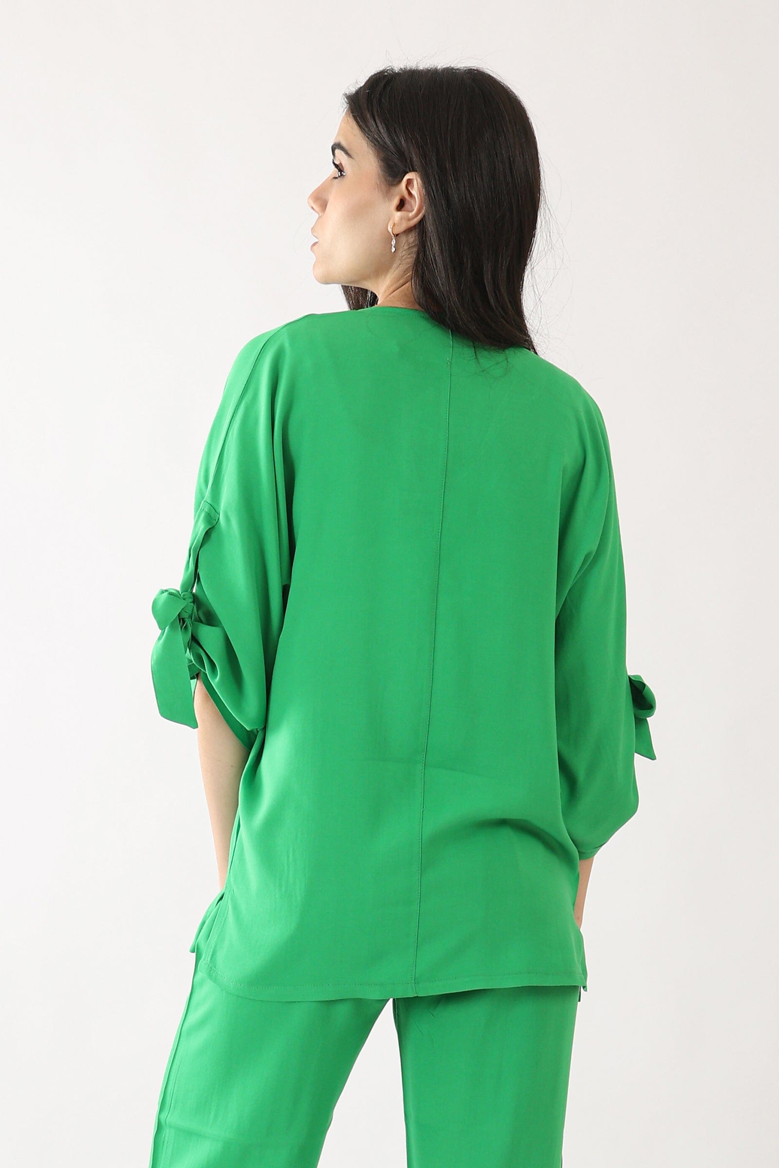 كارينا بلوزة سادة بأكمام طويلة بربطة عنق