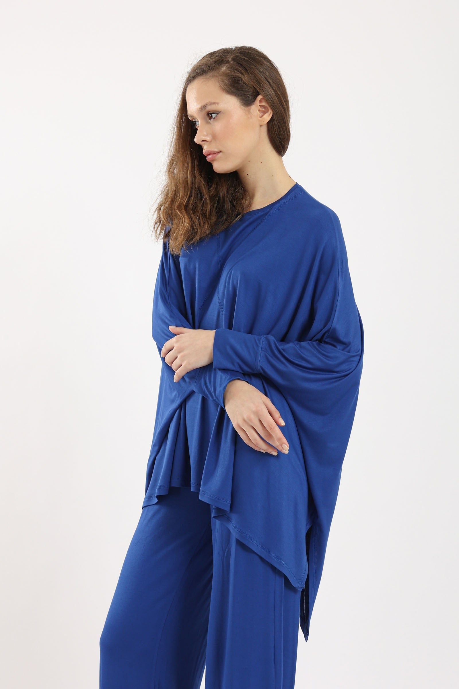 كارينا بلوزة سادة أوفر سايز غير متساوية من أسفل كم طويل