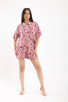كارينا طقم بيجامة قميص وشورت بطبعة مشجرة كم قصير ملون