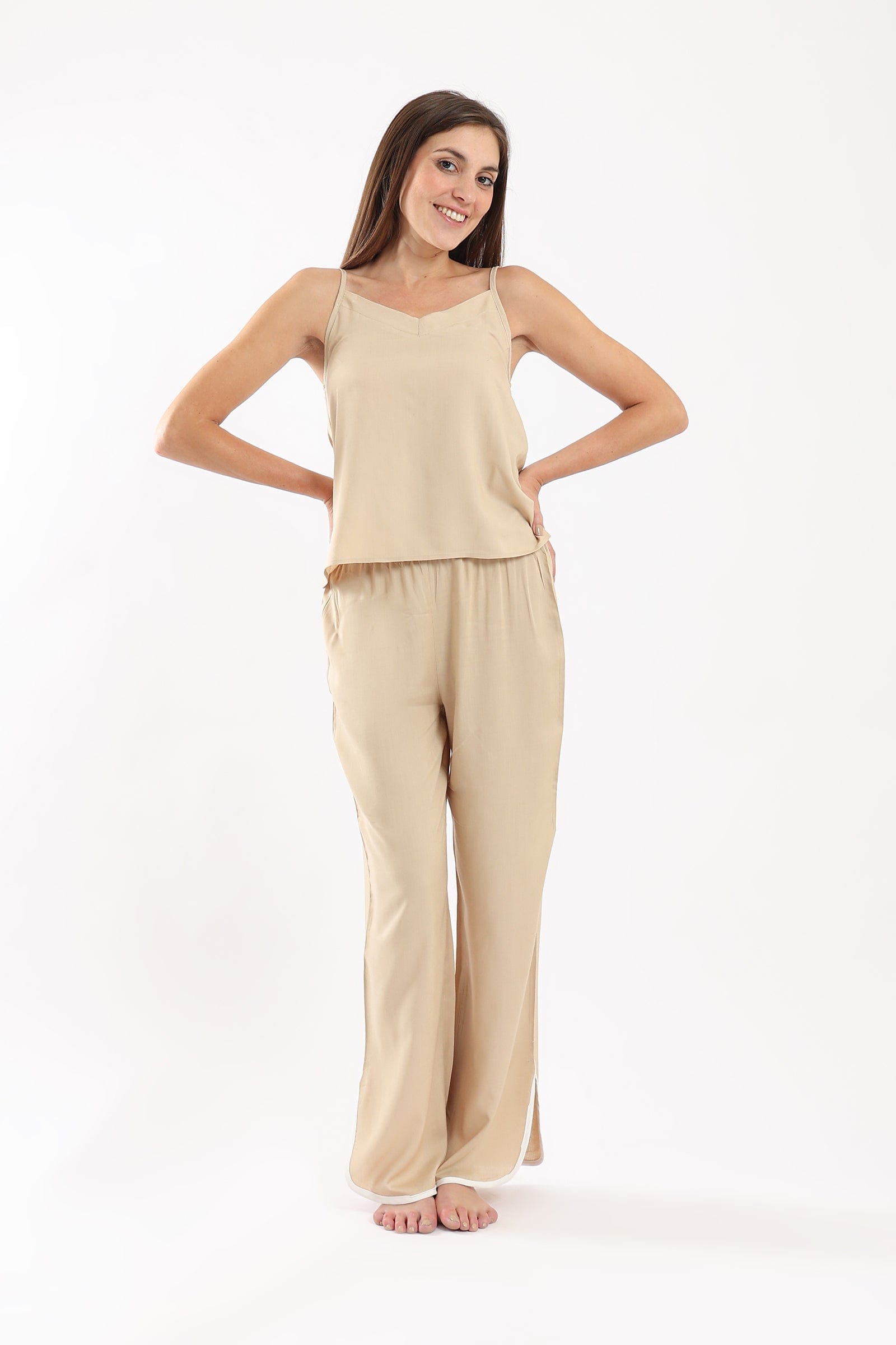 كارينا طقم بيجامة بلوزة حمالات وبنطلون طويل وواسع