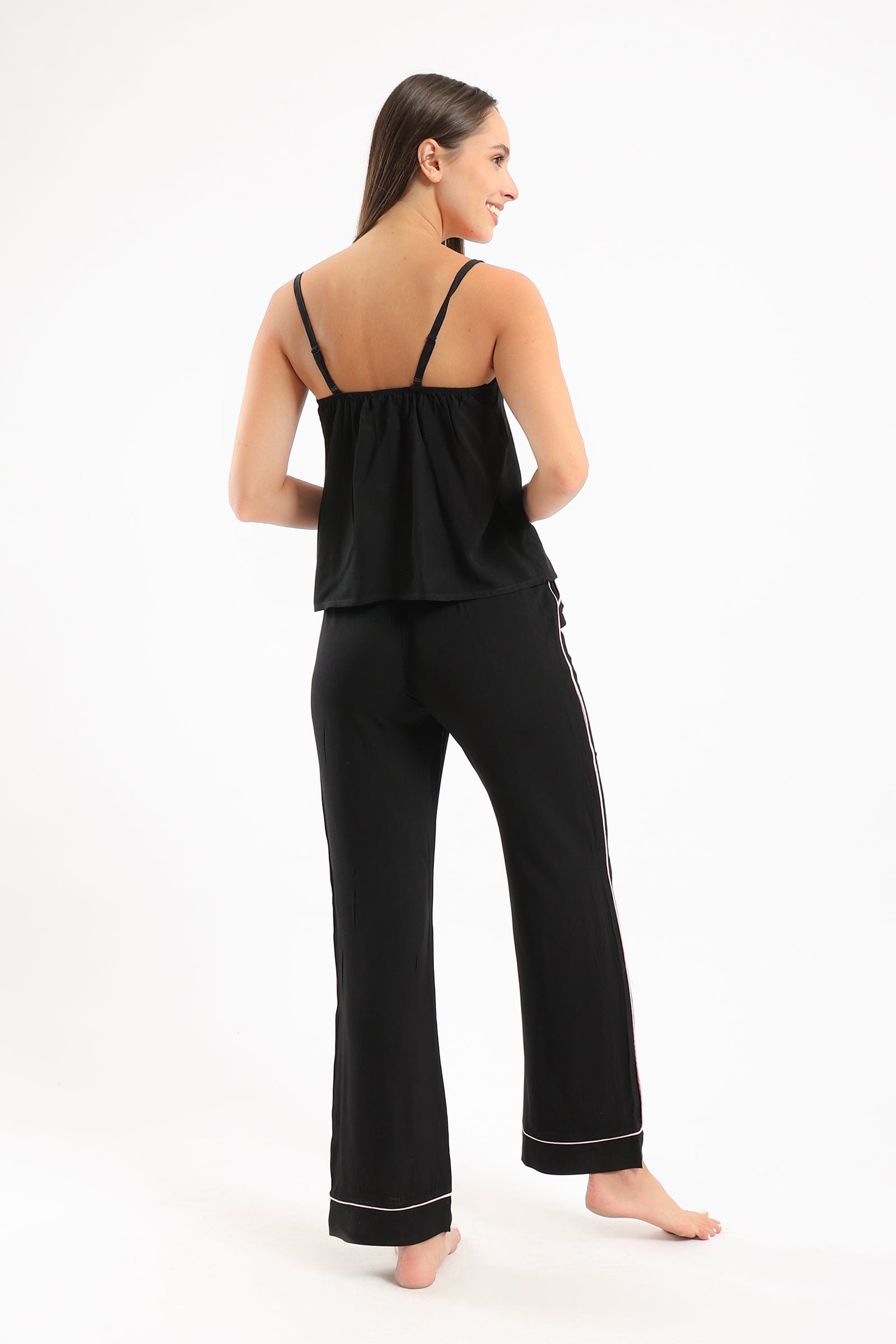 كارينا طقم بيجامة بلوزة وبنطلون بفتحة رقبة على شكل V