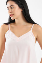 كارينا طقم بيجامة بلوزة وبنطلون بفتحة رقبة على شكل V