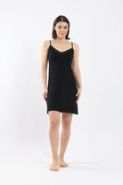 كارينا قميص نوم قصير مزين بدانتيل