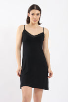 كارينا قميص نوم قصير مزين بدانتيل