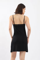 كارينا قميص نوم قصير مزين بدانتيل