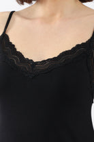 كارينا قميص نوم قصير مزين بدانتيل