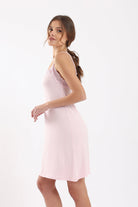 كارينا قميص نوم قصير مزين بدانتيل