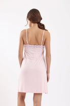 كارينا قميص نوم قصير مزين بدانتيل