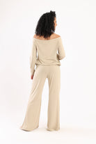 كارينا طقم بيجامة بلوزة مكشوفة الأكتاف وبنطلون