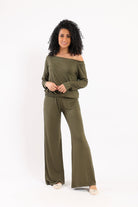 كارينا طقم بيجامة بلوزة مكشوفة الأكتاف وبنطلون