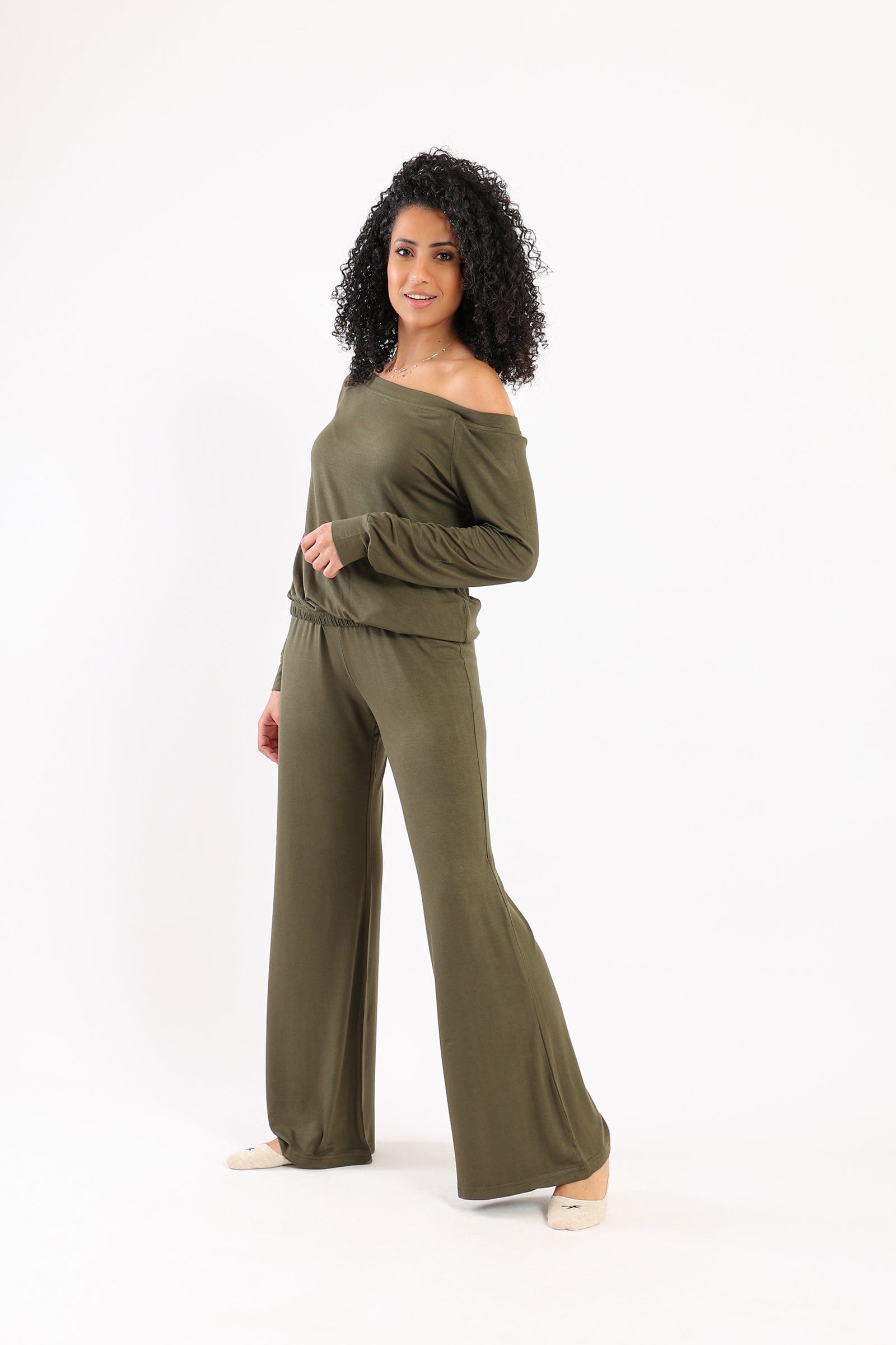 كارينا طقم بيجامة بلوزة مكشوفة الأكتاف وبنطلون