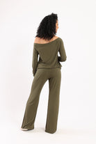 كارينا طقم بيجامة بلوزة مكشوفة الأكتاف وبنطلون