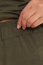 كارينا طقم بيجامة بلوزة مكشوفة الأكتاف وبنطلون