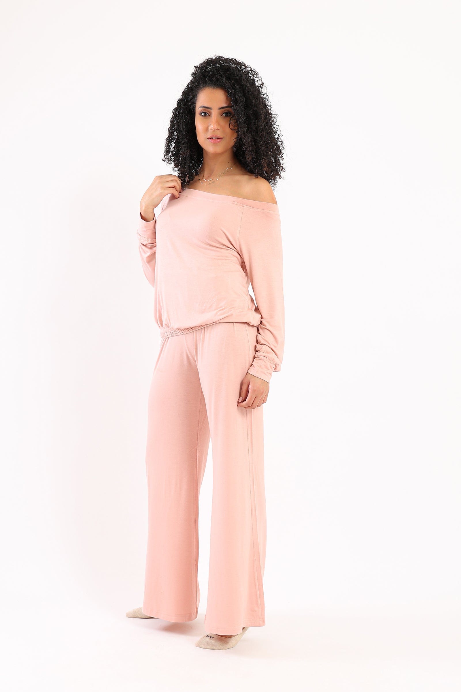 كارينا طقم بيجامة بلوزة مكشوفة الأكتاف وبنطلون