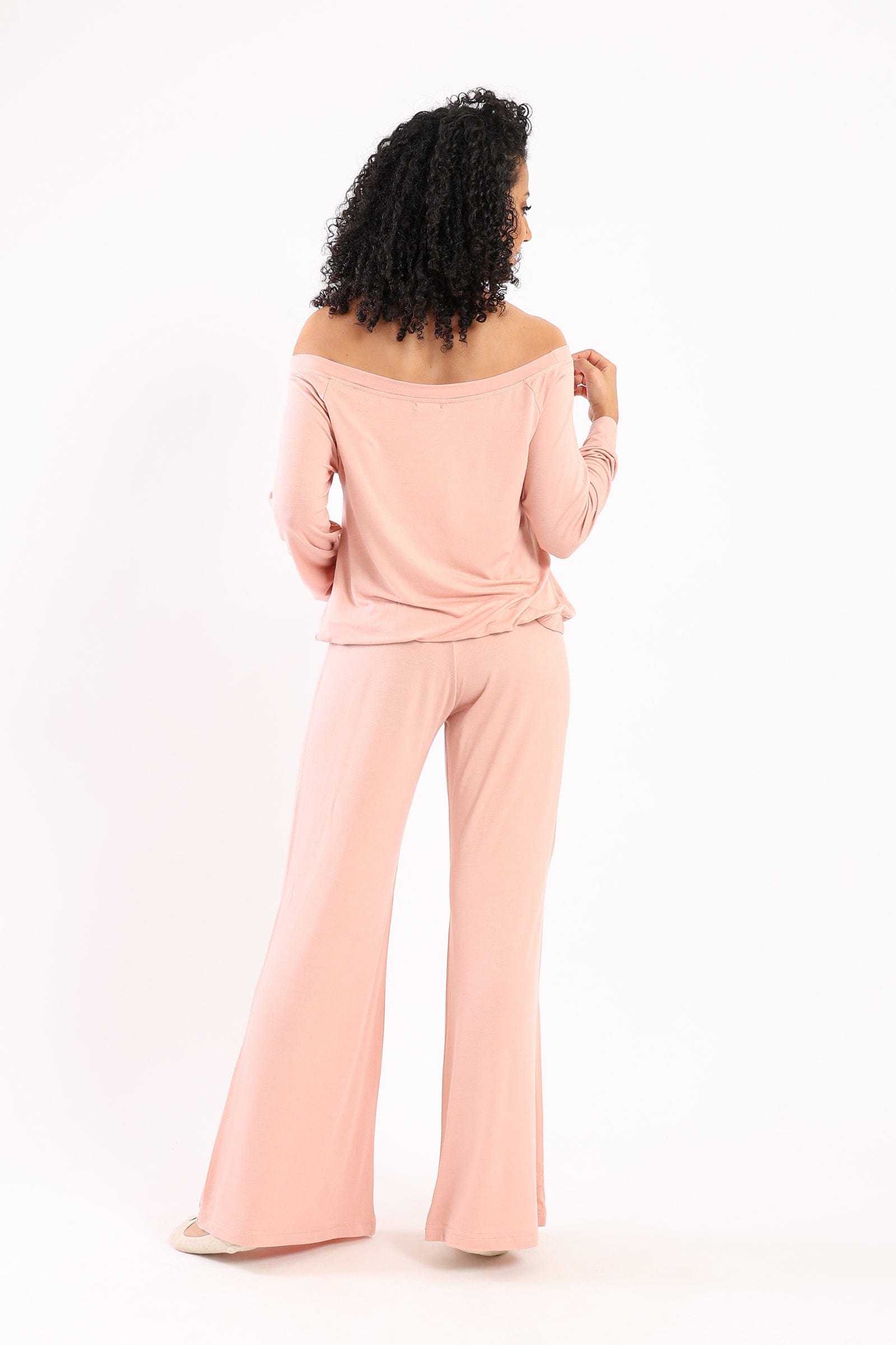 كارينا طقم بيجامة بلوزة مكشوفة الأكتاف وبنطلون