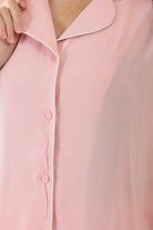 كارينا طقم بيجامة قميص بياقة كم قصير وبنطلون