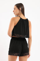 كارينا طقم بيجامة بلوزة مزينة بالدانتيل بفتحة عنق وشورت