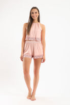 كارينا طقم بيجامة بلوزة مزينة بالدانتيل بفتحة عنق وشورت