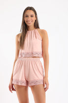كارينا طقم بيجامة بلوزة مزينة بالدانتيل بفتحة عنق وشورت