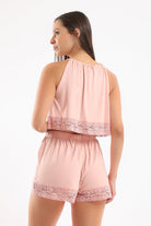 كارينا طقم بيجامة بلوزة مزينة بالدانتيل بفتحة عنق وشورت