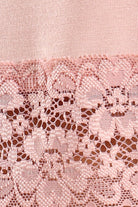 كارينا طقم بيجامة بلوزة مزينة بالدانتيل بفتحة عنق وشورت