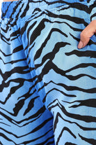 كارينا بنطال فضفاض مطبوع أسود وأزرق ملون