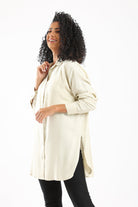 كارينا قميص أوفر سايز بأزرار أمامية بياقة مريحة كم طويل