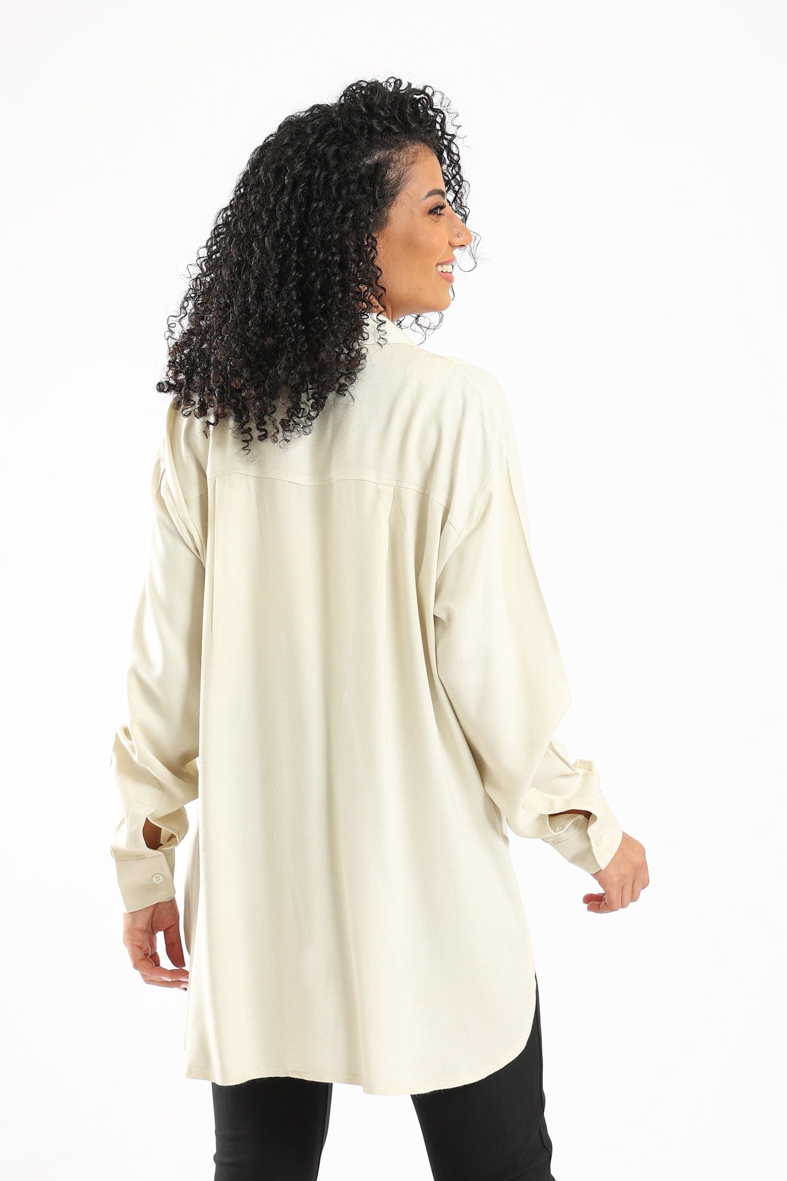 كارينا قميص أوفر سايز بأزرار أمامية بياقة مريحة كم طويل