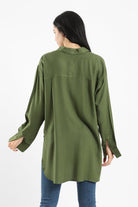 كارينا قميص أوفر سايز بأزرار أمامية بياقة مريحة كم طويل