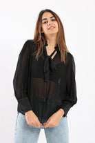 كارينا بلوزة سادة شفافة بربطة عنق كم طويل