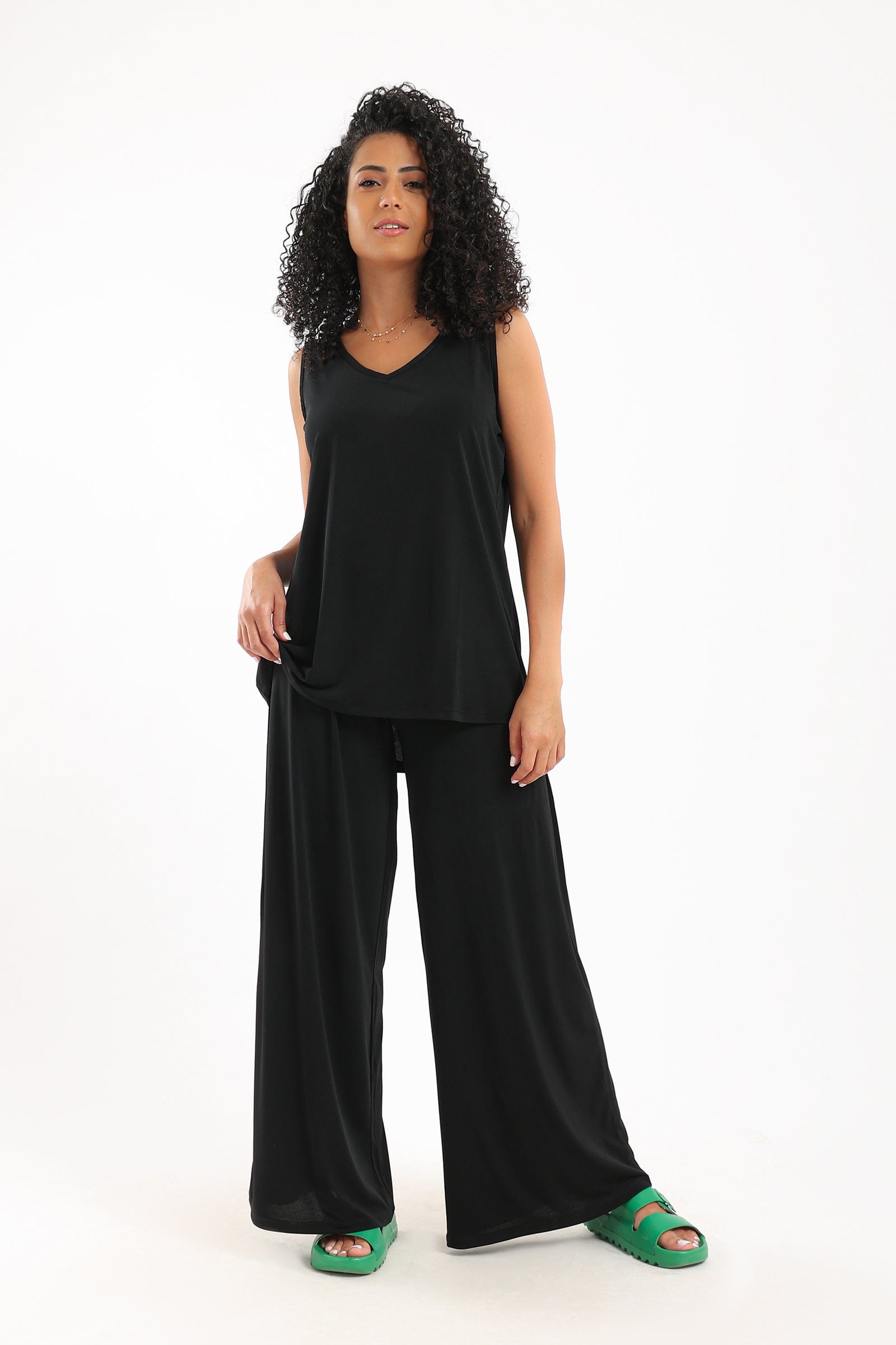 كارينا بلوزة كت سادة بياقة على شكل V