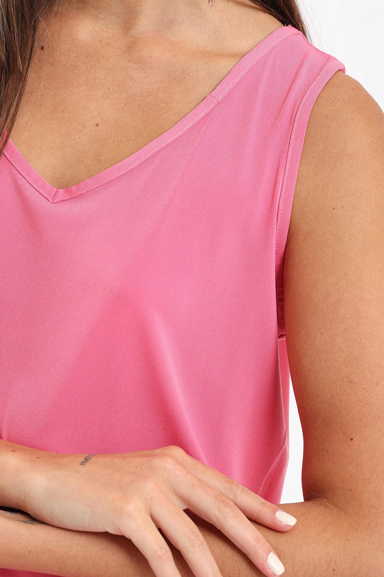 كارينا بلوزة كت سادة بياقة على شكل V