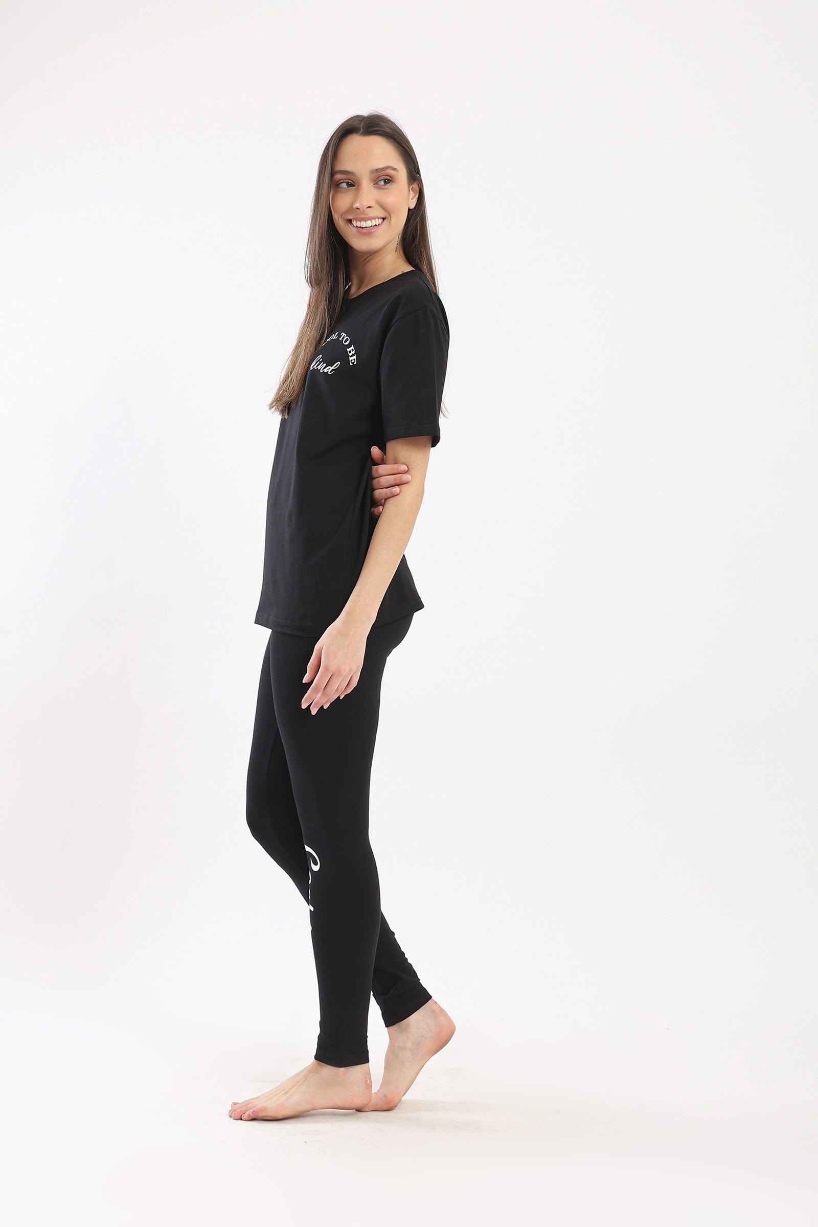 كارينا بيجامة نسائية بنطلون وتي شيرت بطبعة "Cool To Be Kind"