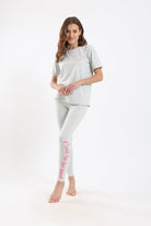 كارينا بيجامة نسائية بنطلون وتي شيرت بطبعة "Cool To Be Kind"