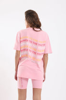 كارينا طقم بيجامة شورت قصير ضيق وتيشيرت أوفر سايز نص كم وردي