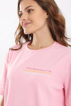 كارينا طقم بيجامة شورت قصير ضيق وتيشيرت أوفر سايز نص كم وردي