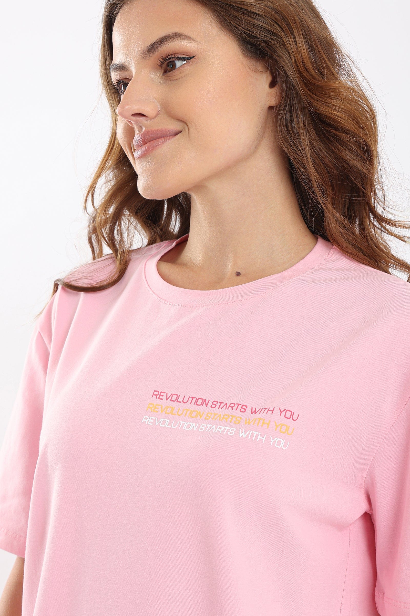 كارينا طقم بيجامة شورت قصير ضيق وتيشيرت أوفر سايز نص كم وردي