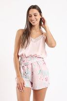 كارينا طقم بيجامة بلوزة حمالات من الدانتيل مع شورت