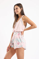 كارينا طقم بيجامة بلوزة حمالات من الدانتيل مع شورت