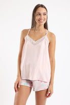 كارينا طقم بيجامة بلوزة حمالات من الدانتيل مع شورت