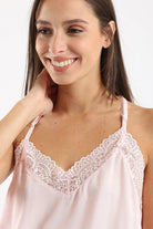 كارينا طقم بيجامة بلوزة حمالات من الدانتيل مع شورت