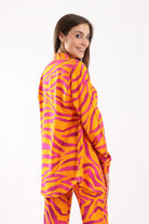 كارينا قميص بنقشة ألوان زيبرا كم طويل ملون